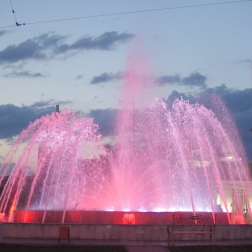 Фонтан на Московской площади Курск. Фонтан Пушкинский Курск. Московская площадь фонтан Курск фотографии.