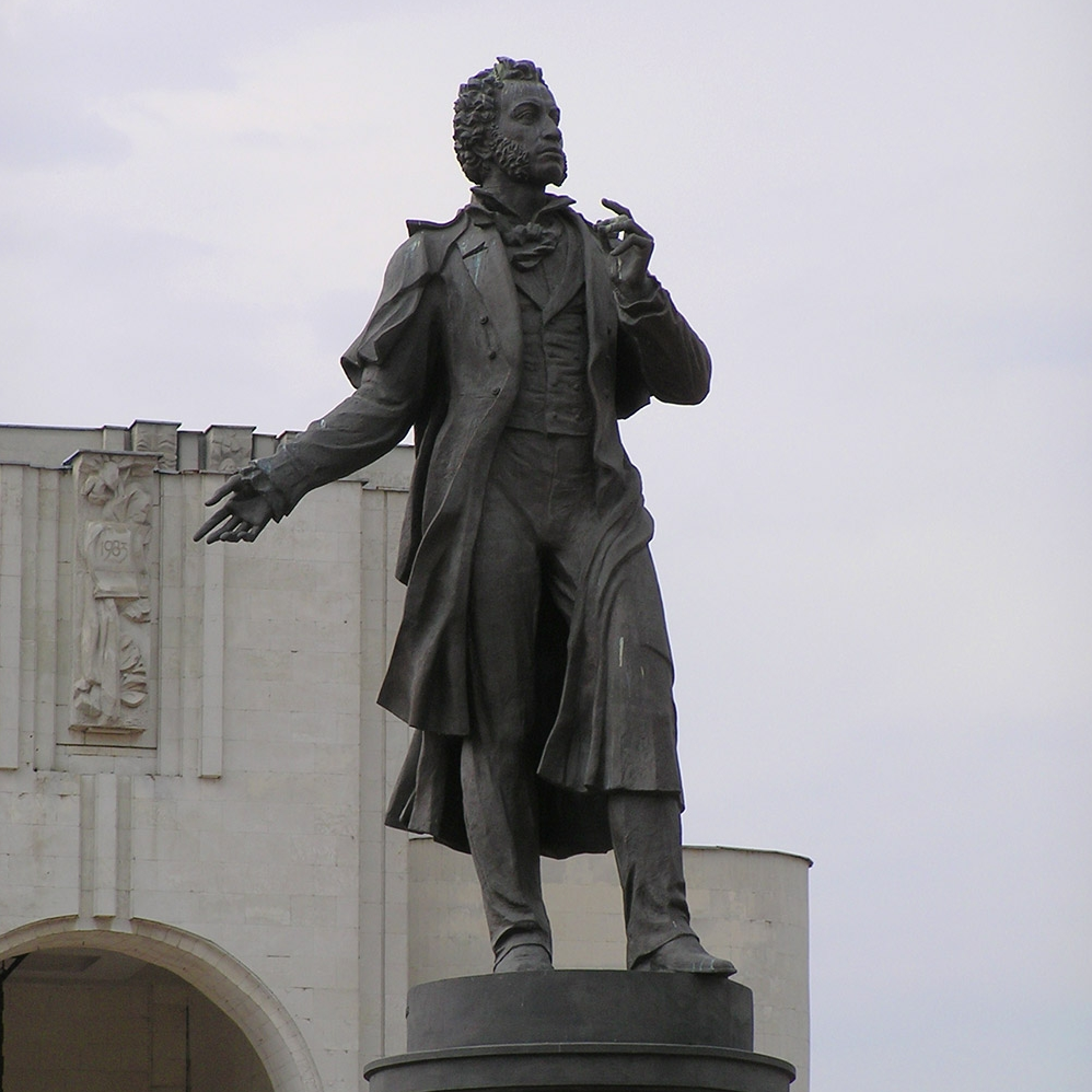 Пушкин памятник суть. Курскийдраматическийтеатрпаметникпушкину. Курский драматический театр памятник Пушкину. Памятник Пушкина Курск. Памятник Пушкину драмтеатр Курск.